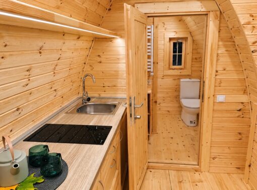 Isoleret campingpod med sideindgang – 2,4 × 6,6 m