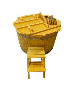 Vildmarksbad i træ med indbygget ovn