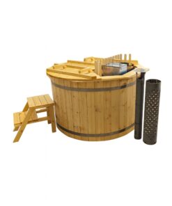 Vildmarksbad i træ med indbygget ovn